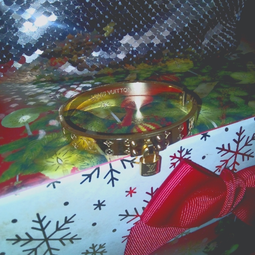 Gold inspired logo bracelet NWOT